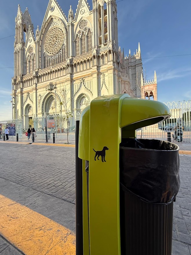 León instala papeleras para desechos de mascotas en espacios públicos